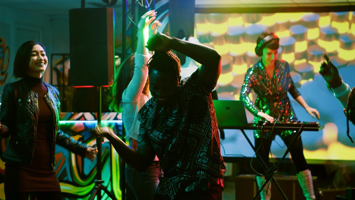 How to Build a Career as an Independent Artist in LA: Your Path to Success